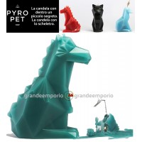 Pyro Pet Dreki-il drago candela in cera scolpita con le forme di un simpatico drago verde acqua, con incorporato lo scheletro, artigianale metallico, dalle sinistre forme di un drago in agguato.