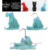 Pyro Pet Dreki-il drago candela in cera scolpita con le forme di un simpatico drago verde acqua, con incorporato lo scheletro, artigianale metallico, dalle sinistre forme di un drago in agguato.