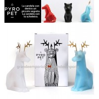 Pyro Pet Dyri-la renna candela in cera scolpita con le forme di una augurale renna blu, con incorporato lo scheletro, artigianale metallico, dalle simpatiche forme di una renna.