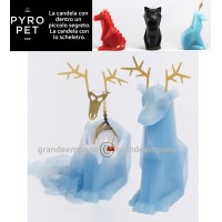 Pyro Pet Dyri-la renna candela in cera scolpita con le forme di una augurale renna blu, con incorporato lo scheletro, artigianale metallico, dalle simpatiche forme di una renna.