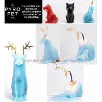 Pyro Pet Dyri-la renna candela in cera scolpita con le forme di una augurale renna bianca, con incorporato lo scheletro, artigianale metallico, dalle simpatiche forme di una renna.