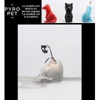 Pyro Pet Kisa-il gatto candela in cera scolpita con le forme di un simpatico gatto grigio, con incorporato lo scheletro, artigianale, in metallo dalle sinistre forme di un gatto in agguato.
