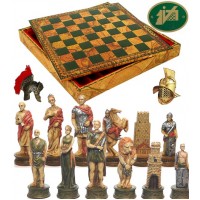 Scacchi artistici tematici in resina pitturati a mano figure di Romani vs Gladiatori. Re h cm.8 con Scacchiera, con Backgammon e contenitore scacchi Italafama in simil cuoio colorato antica carta geografica, dimensioni cm.35x35x4 con casa mm.35. 