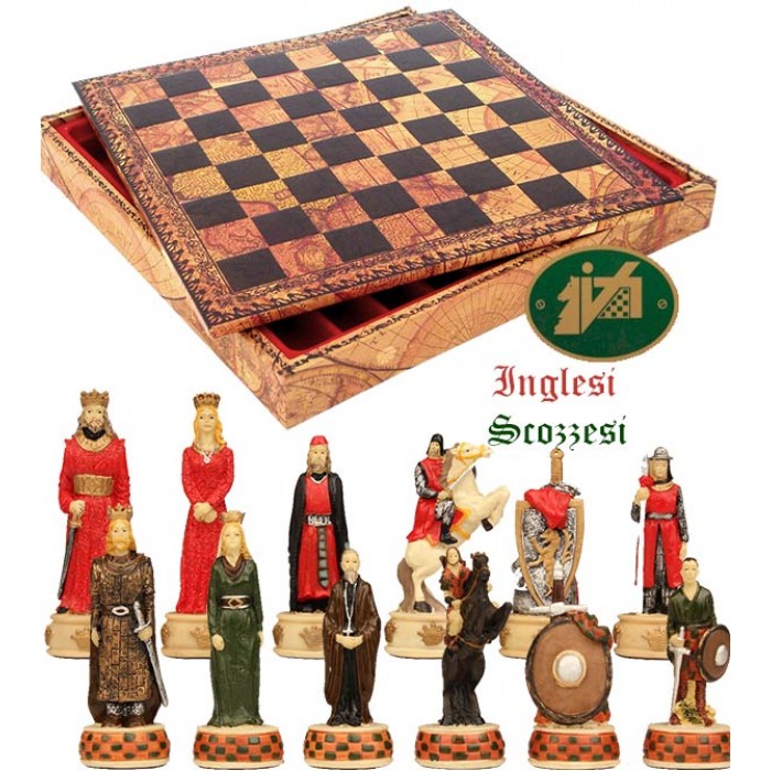 Scacchi artistici tematici Italfama figure della guerra Inglesi vs Scozzesi. Re h cm.8, con scacchiera, Backgammon con contenitore Italfama  in simil cuoio colorato antica carta geografica, dimensioni cm.35x35x4 con casa mm.35.