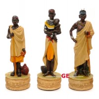 Completo scacchi tematici figure di tribù Masai. Re h cm.8 con scacchiera Italfama, similcuoio, colore a scelta, cm. 40x40, campo da gioco cm. 36x36, casa cm. 4,5x4,5.