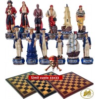 Scacchi artistici tematici Italfama Pirati dei Caraibi vs Royal Navy, Re h cm.8, scolpiti e dipinti a mano. Scacchi abbinati ad una  scacchiera Italfama similcuoio, cm. 33x33, campo da gioco cm. 28x28, casa mm.35x35 