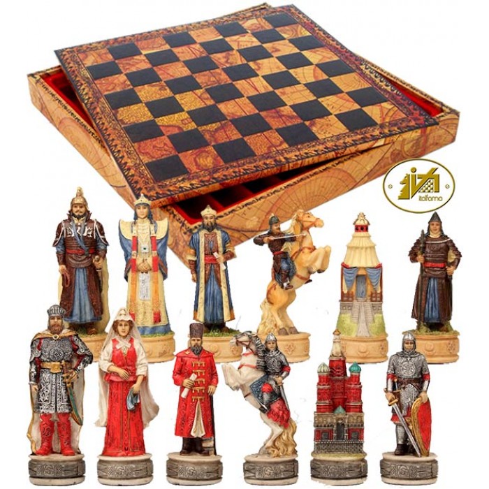 Scacchi artistici tematici Italfama figure Russi vs Mongoli. Re h cm.8, con scacchiera, Backgammon e contenitore porta scacchi Italfama  in simil cuoio colorato antica carta geografica, dimensioni cm.35x35x4 con casa mm.35