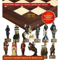 Scacchi artistici tematici Italfama,guerrieri e cavalieri Samurai. Re cm.8, abbinati ad una prestigiosa scacchiera Rechapados De Luxe in legno intarsiato  mogano palissandro e acero cm. 40x40 casella m. 40x40. Occasione unica! 