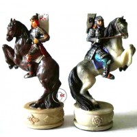 Italfama set scacchi artistici tematici in resina, dipinti a mano, figure di Guerrieri  Samurai. Re ht. cm.8. base diametro cm.2,5. Originale Idea regalo!