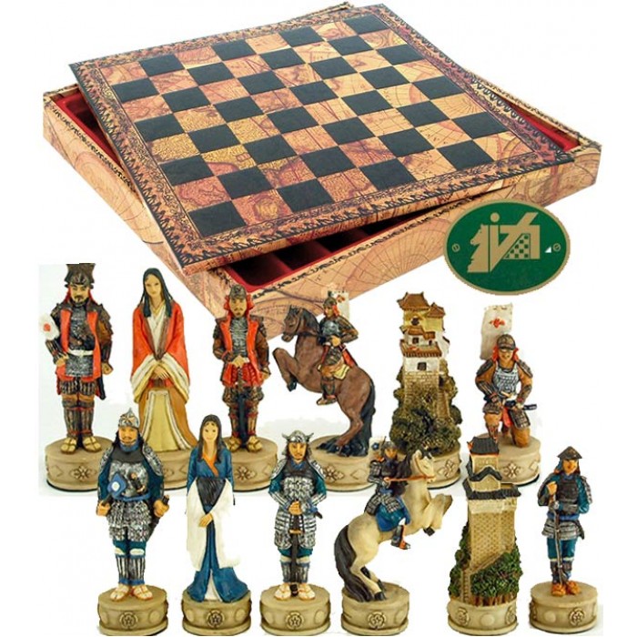 Completo scacchi tematici figure di Samurai, mitici guerrieri Giapponesi. Re h cm.8, con Scacchiera e Backgammon contenitore scacchi Italafama in simil cuoio colorato antica carta geografica, dimensioni cm.35x35x4 con casa mm.35.