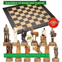 Scacchi artistici tematici Italfama, figure della Guerra di Troia. Re cm.12, abbinati ad una prestigiosa scacchiera in legno intarsiato  acero-sicomoro nero e acero cm. 45x45 casella m. 45x45. Prezzo speciale.