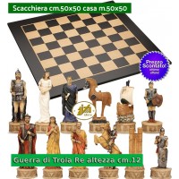 Scacchi artistici tematici Italfama, figure della Guerra di Troia. Re cm.12, abbinati ad una prestigiosa scacchiera in legno intarsiato  acero-sicomoro nero e acero cm. 50x50 casella m. 50x50. Prezzo speciale.