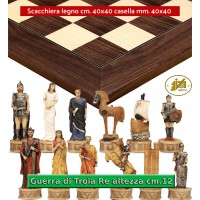 Scacchi artistici tematici Italfama, figure della Guerra di Troia. Re cm.12, abbinati ad una prestigiosa scacchiera Rechapados De Luxe in legno intarsiato mogano palissandro e acero cm. 40x40 casella m. 40x40. Elegante Idea regalo!