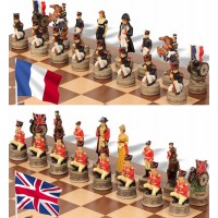 Scacchi artistici tematici Italfama, Napoleone vs Wellington alla battaglia di Waterloo, Re h cm.8, scolpiti e dipinti a mano. Scacchi abbinati ad una  scacchiera Italfama similcuoio, cm. 33x33, campo da gioco cm. 28x28, casa mm.35x35 