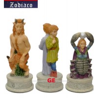 Italfama set scacchi artistici tematici in resina, dipinti a mano, figure dello Zodiaco. Altezza Re 8.00 cm, base diametro 2.5 cm.