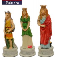 Italfama set scacchi artistici tematici in resina, dipinti a mano, figure dello Zodiaco. Altezza Re 8.00 cm, base diametro 2.5 cm.