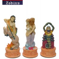 Italfama set scacchi artistici tematici in resina, dipinti a mano, figure dello Zodiaco. Altezza Re 8.00 cm, base diametro 2.5 cm.