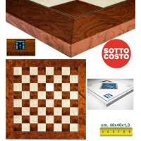 Scacchi artistici tematici Italfama, figure della saga Il Signore degli Anelli. Re cm.11, abbinati ad una prestigiosa scacchiera Rechapados De Luxe in legno intarsiato radica di frassino e acero cm. 40x40 casella m. 40x40. Prezzo speciale.