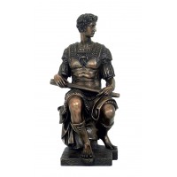 Statua in resina bronzata riproducente la statua di Giuliano de Medici di Michelangelo Buonarroti. Statua interamente rifinita a mano in ogni dettaglio, alyezza cm,27. Elegante idea regalo. SR72726.