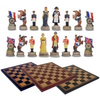 Scacchi artistici tematici Italfama, Napoleone vs Wellington alla battaglia di Waterloo, Re h cm.8, scolpiti e dipinti a mano. Scacchi abbinati ad una  scacchiera Italfama similcuoio, cm. 33x33, campo da gioco cm. 28x28, casa mm.35x35 